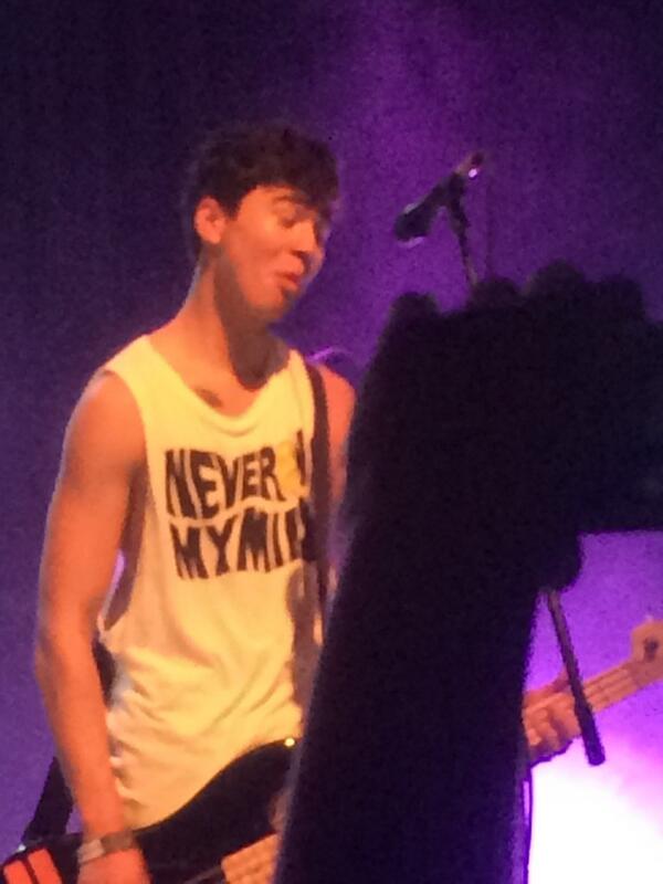 kathytraan12345's tweet photo. JUST LOOK AT THESE!! THE ARE PERFECTION @5SOS #5SOSinSF http://t.co/GI8FkfctXG