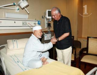 NajibRazak's tweet photo. Melawat Dato' Dr Haron Din di IJN sebentar tadi. Kesihatan beliau semakin baik, alhamdulillah. http://t.co/42SIHJWSwi