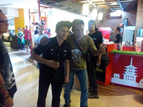 smartfrenworld's tweet photo. Wah, lihat nih @iko_uwais juga hadir di nobar @THERAIDMOVIE #SFSmartMovie #SFBDG lho! #SMARTevent http://t.co/Fn9KZDVq2L