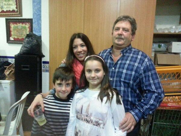 FallaRaval_C's tweet photo. Els #Representants2015 #AroaFM15 #AlmaFMI15 i #JosePI15 junt al nostre President. Que gaudiu molt d'aquest ejercici! http://t.co/SrRtx0x6aN