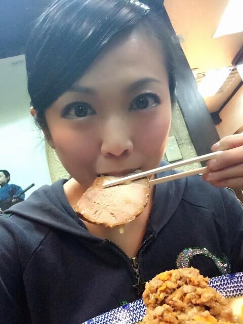 ラーメン屋さん営業始めた😆✨✨ 今日はみそチャーシューメン😁✌️ これで、 夜の公演も頑張ります👊😆 http://t.co/MuJg0njQ4V