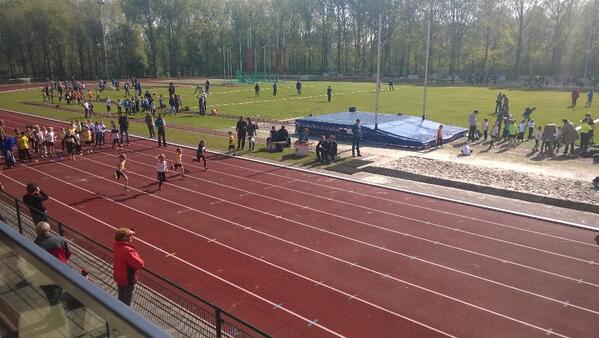 Eerste wedstrijd Atletic Champs bij Eindhoven Atletiek heerlijk in het zonnetje #AvvAtletiek <a href="/AvvAtletiek/">AvvAtletiek</a>