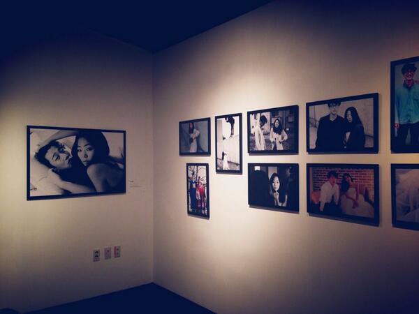 코스모에서 오래 함께일한 후배가 오늘 특별한 결혼을 했다. 웨딩홀이 아니라 작은 갤러리에서, 웨딩드레스가 아니라 하얀셔츠와 치마를 입고, 둘이 함께 보내온 10년간 촬영한 사진들을 전시하는 그런 결혼.