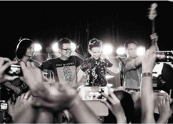 .<a href="/MoonpoolsBand/">Moonpools</a> mania! inq.ph/Qg3xJI | @turbochicken <a href="/inquirerdotnet/">Inquirer</a>