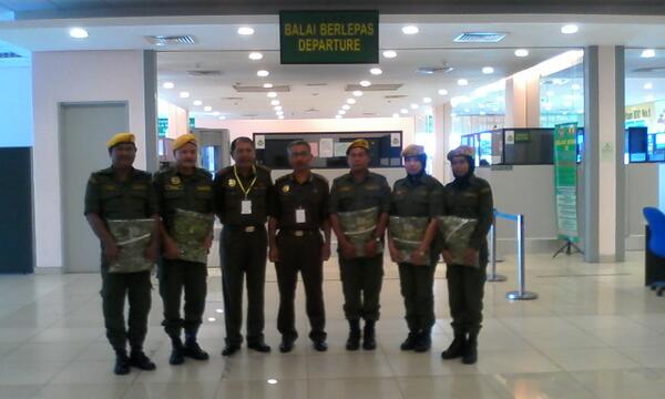 Bersama petugas di Jeti Asa Niaga, Pelabuhan Kelang.