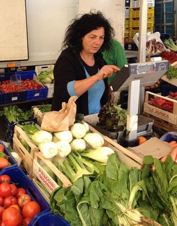 trulssv's tweet photo. Hvor ble Trine Haltvik av, tenker du? Kompisen min fant henne, hun jobber nå som grønnsakshandler i Italia. @thhus http://t.co/SO3Wdq1Rs1