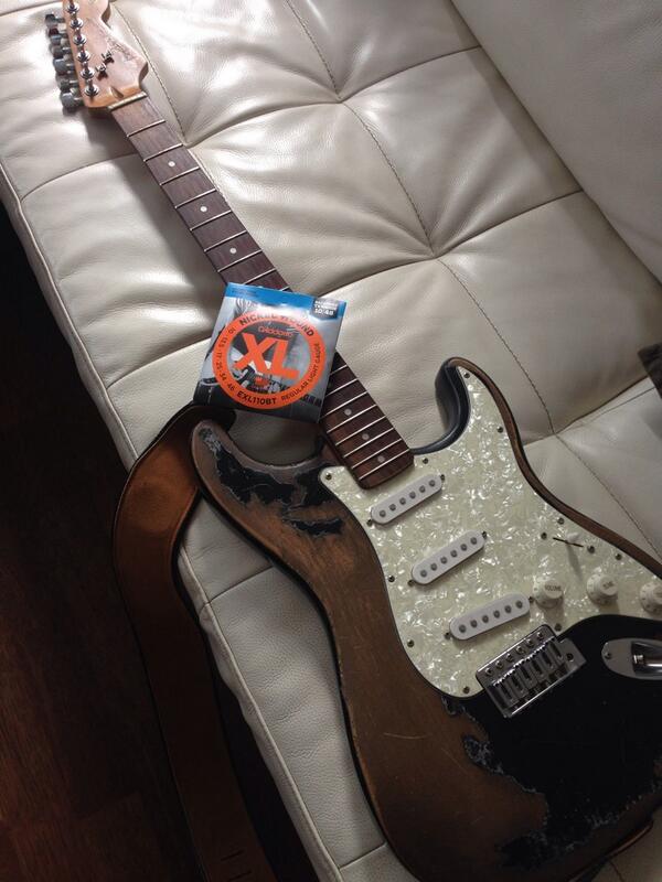 gitaarsnarencom's tweet image. Nog snel een nieuwe verse set snaren op m&apos;n gitaar voor de gig van vanavond. #changeyourstrings