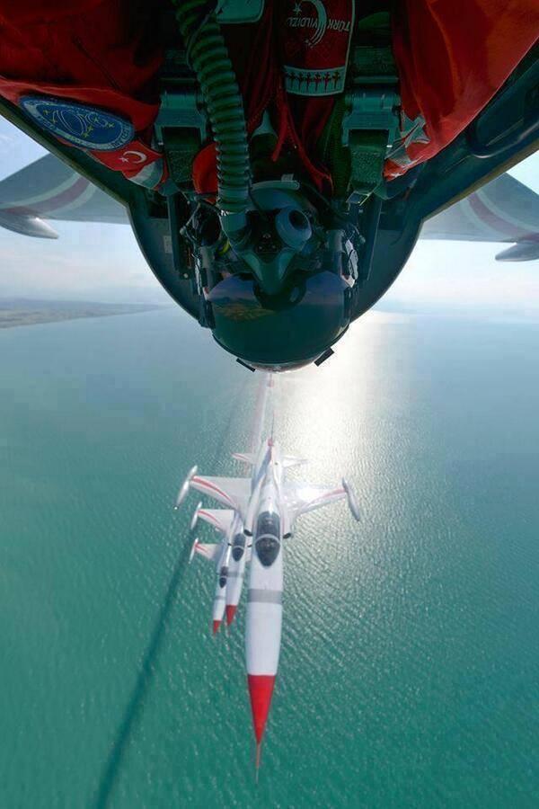 HergunYeniBilg's tweet photo. Bu da Türk Yıldızlarımızın Selfie'si, Muhteşemler.. http://t.co/Iyk7cLvPqQ