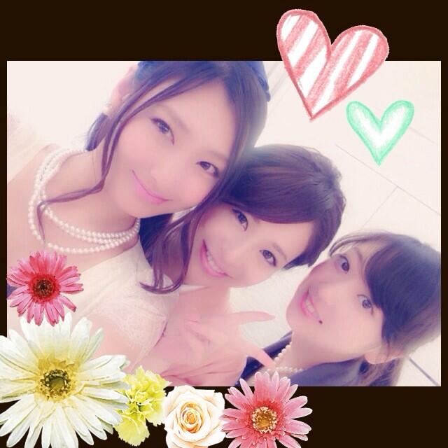 伊達あいちゃんの結婚式で、幸せいっぱ〜いお裾分けしてもらってきたよ♡♡♡写真はゴチャまぜっラジオで一緒だった、神室舞衣ちゃん、鮎川桃果ちゃん。あいちゃんの事が大大大好きな3人なのです♡笑 http://t