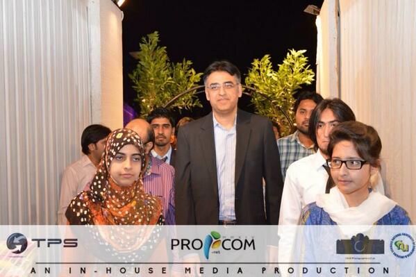 Anas98693's tweet image. @Asad_Umar :In our uni for the closing ceremony of #Procom14.Gr8 to see him again.@ZubairSabirPTI 😐😀