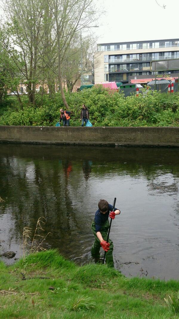 EamonRyan's tweet photo. Hundreds of people out all along the Dodder giving it a right spring clean. #dodderaction http://t.co/6foAOSoU0H