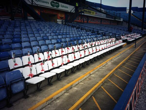 FBAwayDays's tweet photo. 96 White Seats with 96 Red Roses at Hillsborough today. #jft96 http://t.co/cGvrOUyIaD