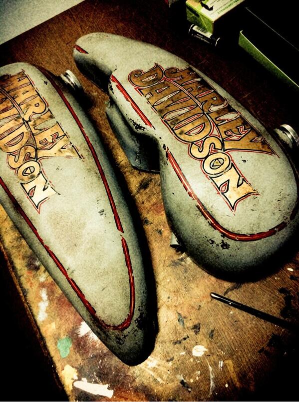 ビンテージのハーレーのタンクに エイジングペイント。