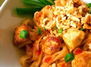 StrangeVegan's tweet photo. #Vegan Recipe of the Day: Pad Thai http://t.co/5rIK8FykIC http://t.co/7bXk4V2zIu