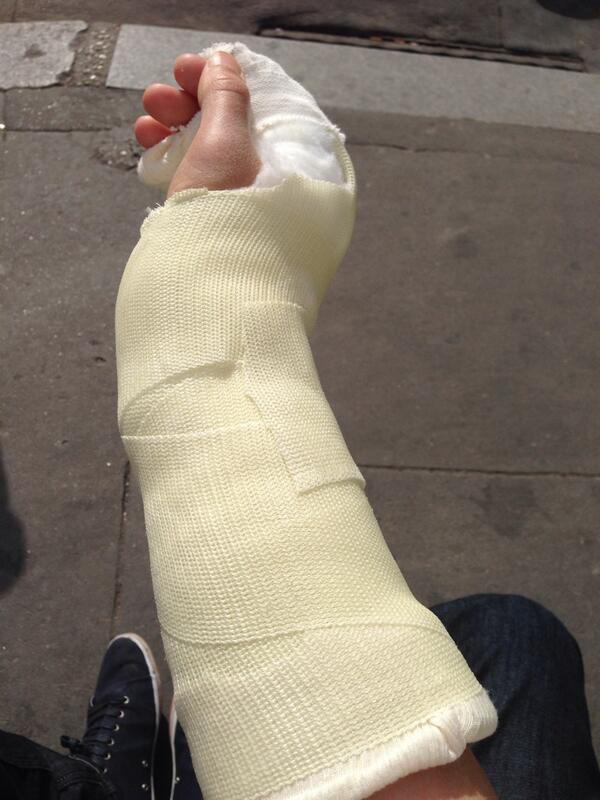 Congomusic's tweet photo. Fixing François #guitarist #BreakingNews http://t.co/cuoJWobFjv
