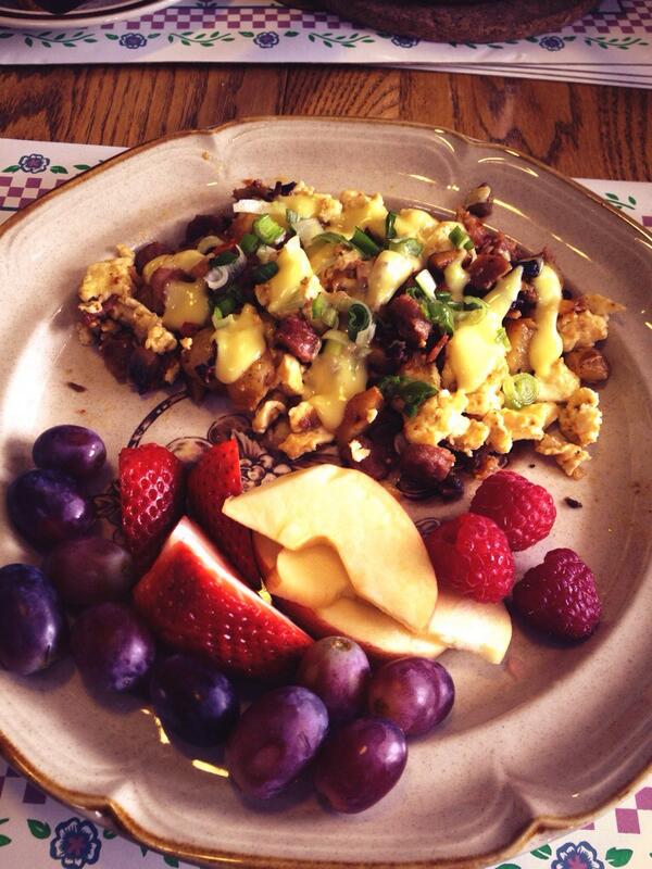NadineScotland's tweet photo. Yummy brunch made by chefs @bradchyz @jncard #omnomnom http://t.co/zKrUkAvNYK