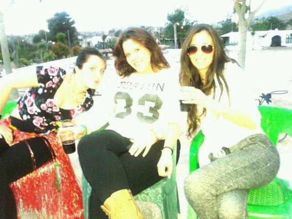 RebecaCutillas's tweet photo. Todo el día de comidita y lo que queda. :) @LoliBernalR @Angeles_LopezP and company. http://t.co/1N182oKWfo