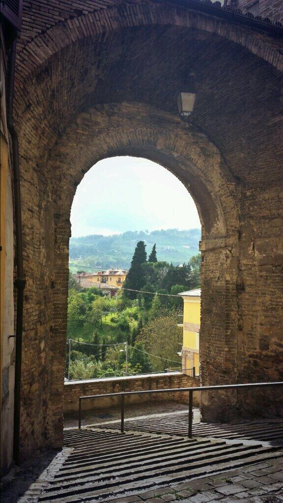 Balade dans la cité Médiévale de #Tolentino #Marche Italie. @MarcheTourism @MarcheBT @MarieMdxValli @LoeildeLoraine