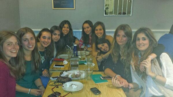 MiriamEcharri's tweet photo. Reencuentro con mis singles http://t.co/j5Eq5RGcgo