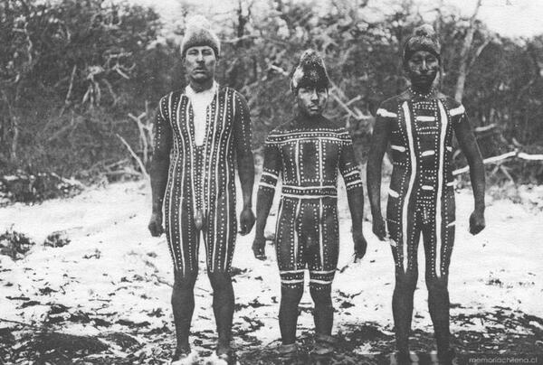 AlbaCamacho's tweet photo. @informetierra @robertoampuero ellas y sus hombres ...Hain selknam. http://t.co/4E4wRhYYrG