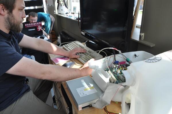 zoomacom's tweet image. &quot;Le &apos;toine, beauseigne, y m&apos;a fait batailler à gueniller comme ça sur not&apos; @jerryDIT&quot; #OpenBidouilleCamp gaga #tilios