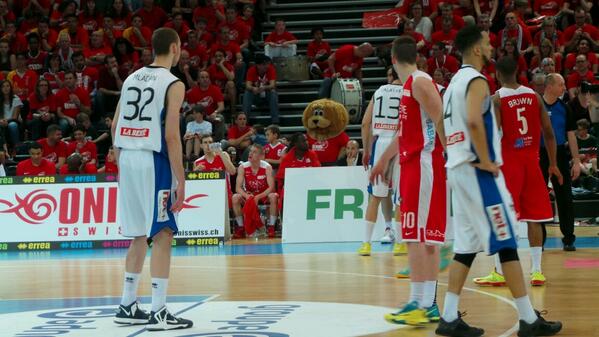 ONEFMofficiel's tweet photo. @LionsGeneve mène 27-19 après 13 minutes #finaleCoupeSuisse-match très serré...Fribourg Olympic rate beaucoup de tirs http://t.co/01IUiCz0Lw