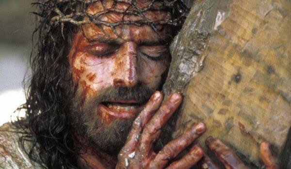 catolicos_es's tweet photo. Cristo abraza la cruz, no la evita, no se ahorra nada, nos ama a todos sin excepción. http://t.co/qCSySQLuH9