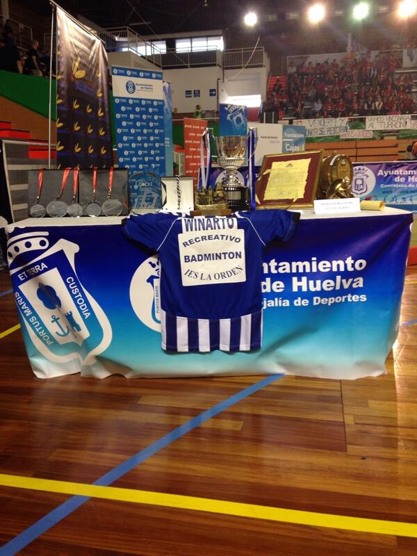 dcifu15's tweet photo. @Hendrywin presente en la final de bádminton. Q grande eres!!! 👏👏👏 http://t.co/gh9v0VbRyj