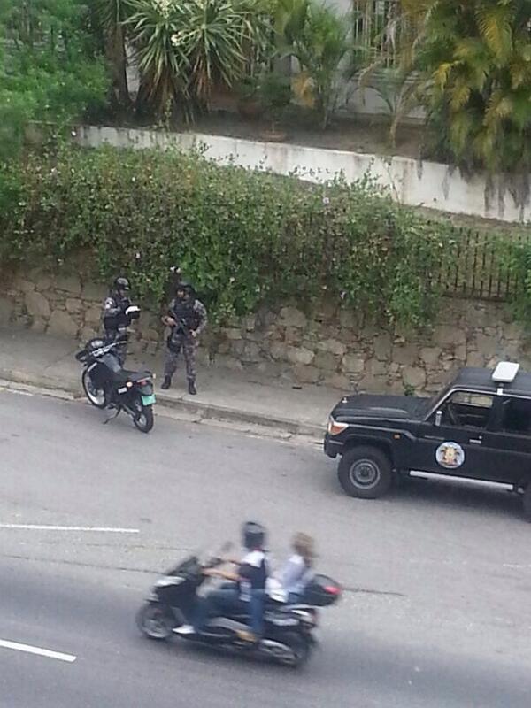 raymondrosado18's tweet photo. Asi esperaban a @GabyarellanoM13 afuera de su casa ¿Su delito? Pensar distinto #12A #Venezuela #UltimaHora http://t.co/sTMKN4skRR