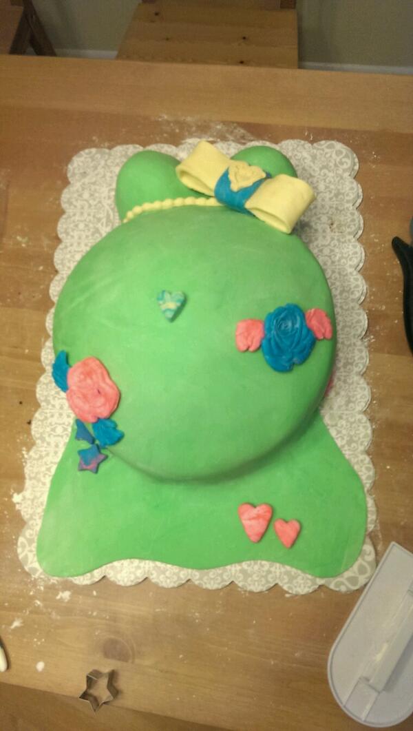 TysTreats's tweet photo. Baby bump cake i made http://t.co/qJ7bK3X8dI