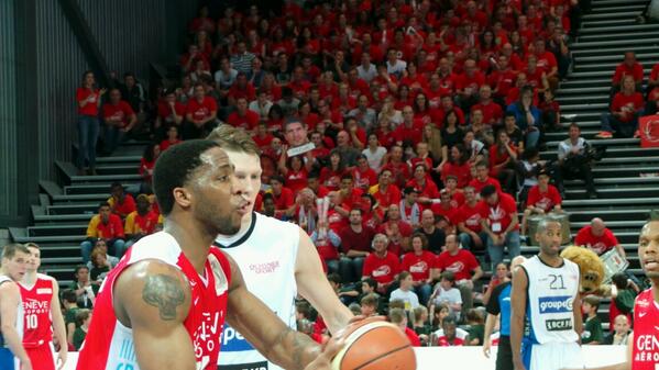 ONEFMofficiel's tweet photo. @LionsGeneve mène 43-23 contre Fribourg Olympic mi-temps #finaleCoupeSuisse http://t.co/S9S6GisaS9