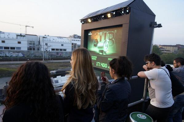 Heineken_IT's tweet photo. Al calar del sole giocare con il nostro flipper gigante è ancora più suggestivo! #playthesub con noi al #fuorisalone http://t.co/XPrJipcnfr