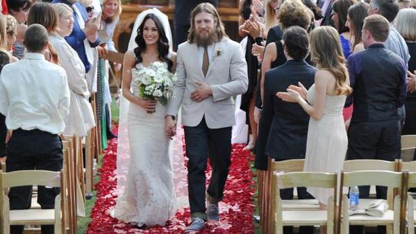 WWEFrance's tweet photo. Félicitations à @WWEDanielBryan et @nicoleandbri qui se sont dit "YES!" en Arizona! Détails: http://t.co/HAQGsFTMFZ http://t.co/ueFkzZEz23