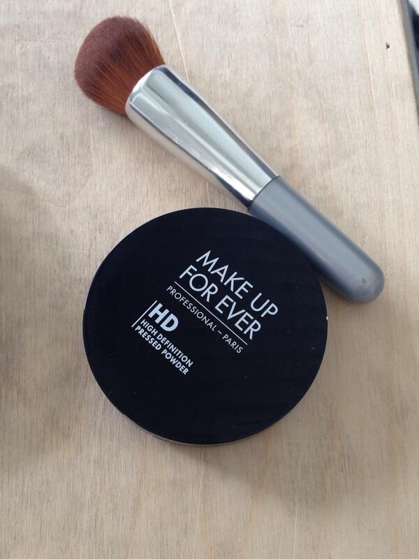 _thebeautyteam's tweet image. Essential for minimizing shine and blurring flaws for television and video. @MAKEUPFOREVERCa #hdpowder #beautynotes