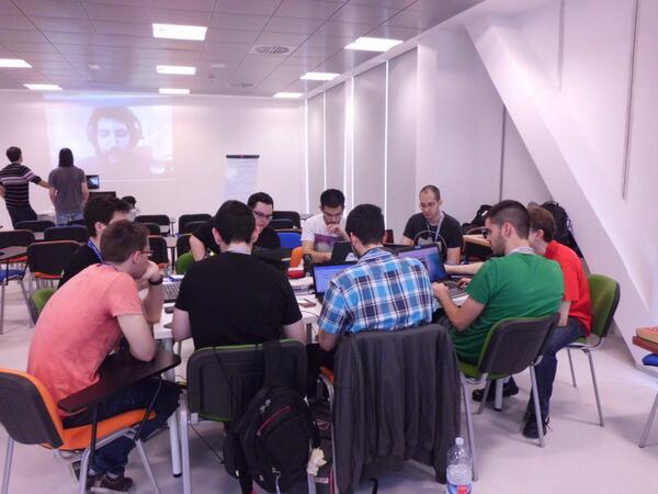 spaceappsZgz's tweet photo. Incendiando la red http://t.co/H90QBJmdSf http://t.co/HfmyNAo6MG