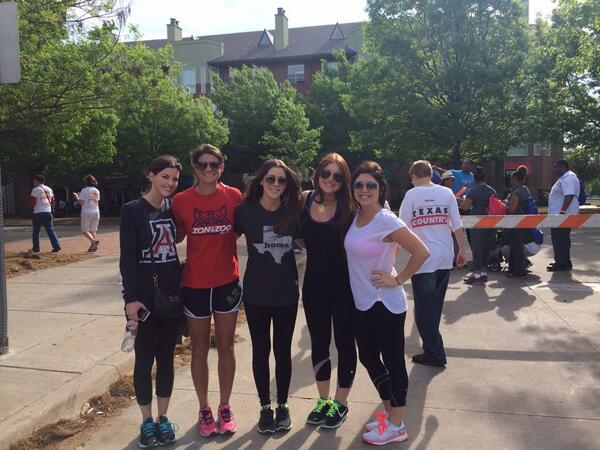 taylorx123's tweet photo. Great day at @WalkMSDFW and reuniting with my UofA besties. Thanks @TheHomeT for keeping me comfy. #WalkMSDallas http://t.co/0Qke7Knlta