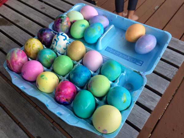 BrainGameTennis's tweet photo. Dying eggs for Easter. Enjoy the weekend people! #beershelp http://t.co/WPugl7Iu2g