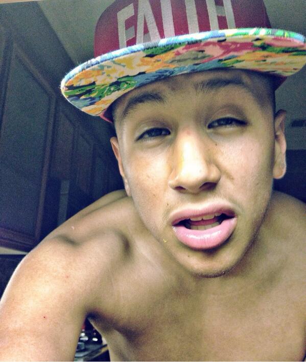OfficialFVJR's tweet photo. Light skin pose. Aha 😂 http://t.co/0gGeHfO1Di