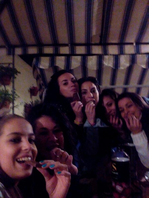 raquelmc17's tweet photo. #selfiegordotas @Arantxa2109 @kryslu @nerea_29 @saravr4890 @pereacarolina http://t.co/wjId4JvP0N