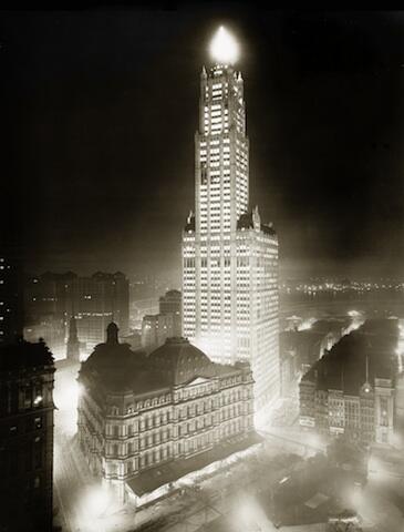 adiesaurus's tweet photo. The #WoolworthBuilding at Night in All Its Glory #NYC http://t.co/hj6ANS6OO0 @NewYorkologist @jillhp125 #condos #alchemyproperties