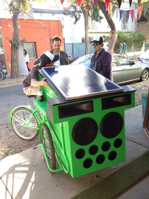 FlierWall_CL's tweet photo. Tango solar en la calle @FlierWall #fw2
[bitalia] http://t.co/dymbsI8IB9