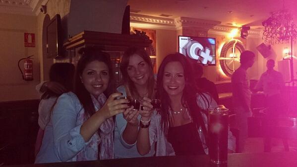 Cris__gp's tweet photo. Un tequila con chocolate. Por nosotras! http://t.co/xpilyQwqiG