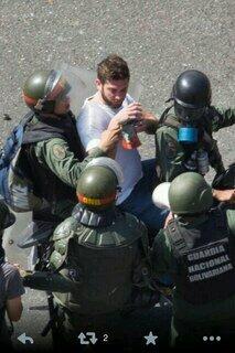 SoulCute's tweet photo. "@RCTVenlinea: Detenidos en Caracas.
http://t.co/8CM3ZNBJSV
http://t.co/JTZbbLDaSA
http://t.co/zKzDerZALE
http://t.co/2ns6ZC7KC5"