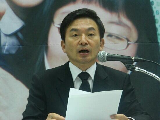 원희룡, "나도 4.3유족" 큰 아버지는 행방불명, 장조부 일가는 토벌대에게 사살 goo.gl/fqWdpV 그런 자가 출세 위해 4·3위원회 폐지 법안을 발의하고 위령제에 단한번도 참석을 않나