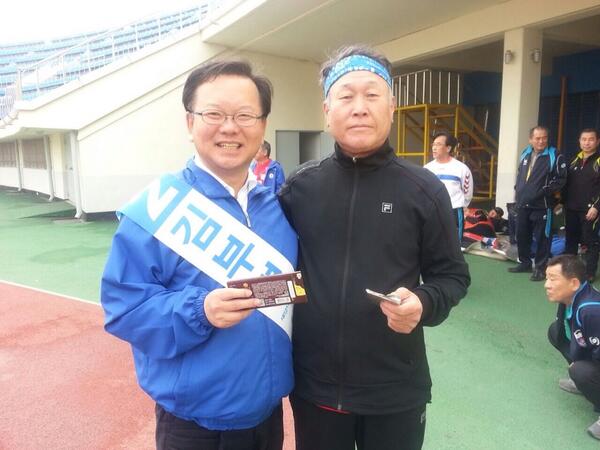 시민운동장에서 생활체육축구대회가 있어서 인사 드리러 갔더니 어느 분이 초콜릿을 선물로 주셨습니다! "단거 먹고 단디하이소!"라는 격려와 함께요~
그 마음에 보답할 수 있도록 열심히 해보겠습니다!