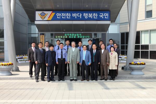 동해지방해양경찰청은 11일 지방청 소회의실에서 북평제일교회 최창현 목사 등 8명에 대한 경목 위촉식과 간담회을 가졌습니다 이번 위촉식은 경찰관의 정신교양과 정서함양에 도움을 주기 위해 추진되었습니다