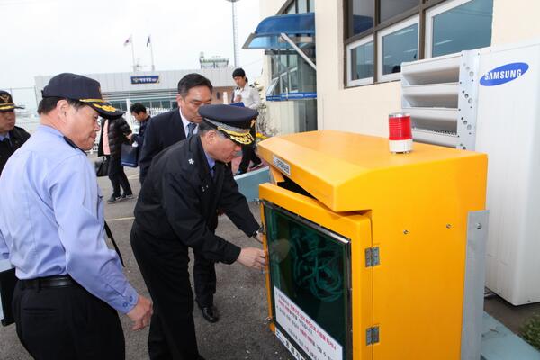 동해지방해양경찰청장(경무관 남상욱)은 13일 봄 행락철을 맞아 해양안전사고 사전예방 활동을 위해 관내 묵호항 여객선터미널과 월천항 방파제의 안전장비 및 시설물에 대한 안전관리 실태를 점검 하였습니다.