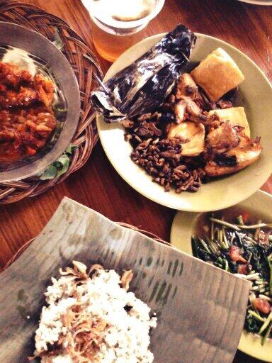 Nasi kencur nya warung inul dago resort, rasanya nyunda pisannn! Pek cobian <a href="/Kuliner_Bandung/">Kuliner Bandung</a>