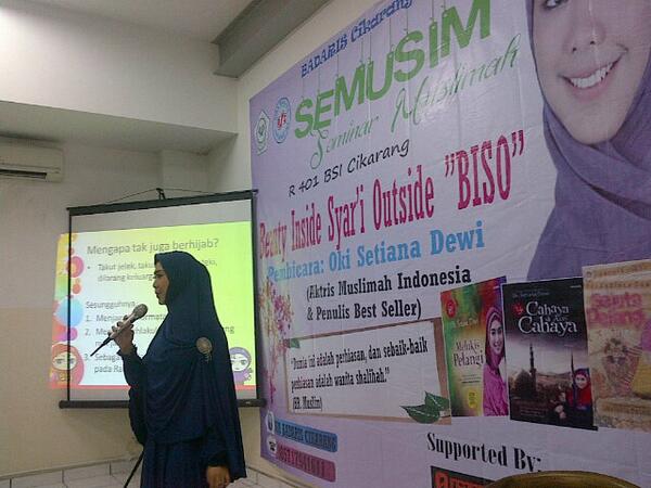 OsdCentre's tweet photo. Beauty Inside Syar'i Outside  @oki_setiana di BSI Cikarang bersama UKM Badaris Cikarang http://t.co/tRrQQN9jRl