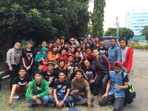 DennyCagur's tweet photo. Ini dia keluarga gw @KeL_BangJali Thanks dah pd dtg ke @DahsyatMusik. Love u All..! http://t.co/RhEZ3fhM11